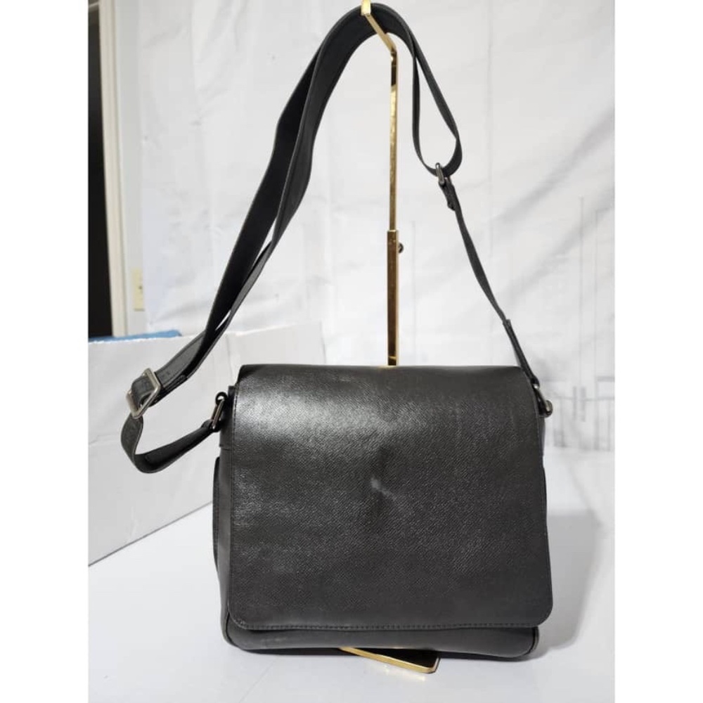 Authentic Louis Vuitton Taiga Andrei Messenger/Crossbody Bag Dark Grey